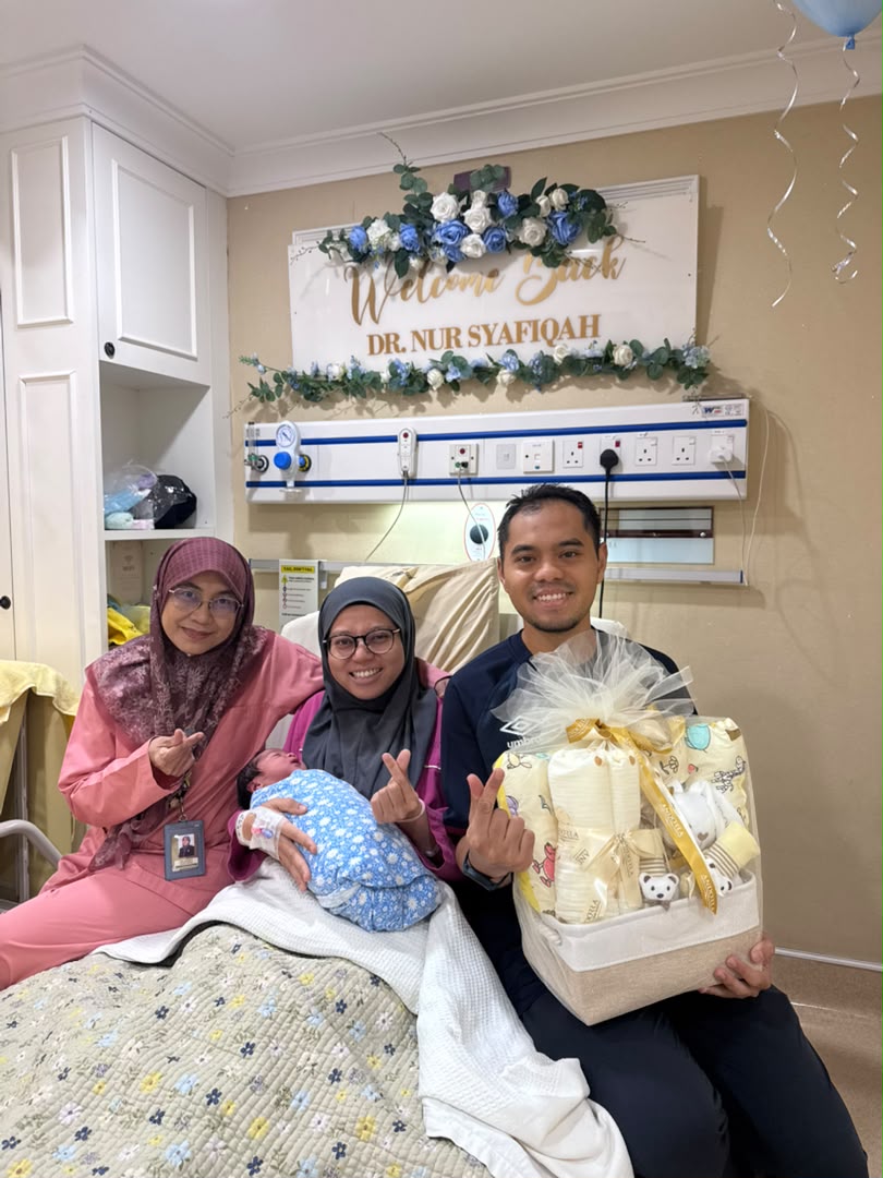 A special moment of Dr Puspa Marlinda with her patients
